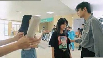 某明星态度大转变：背后原因深藏不露？
